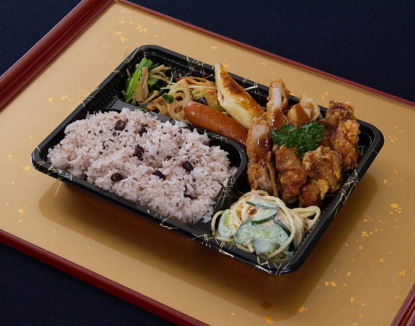 最終日のお弁当はお赤飯にとんかつと唐揚げ、スパサラ、茄子とレンコンの揚げ浸し、チーズスティック、小松菜となめ茸の和え物です。😊 2021/09/30