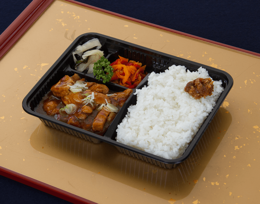 今日はたっぷり鶏マーボーとパプリカとにんじんのきんぴら、新生姜とワカメの酢の物のお弁当です。😊 県内の感染者1桁 4日連続!🙌 2021/09/23